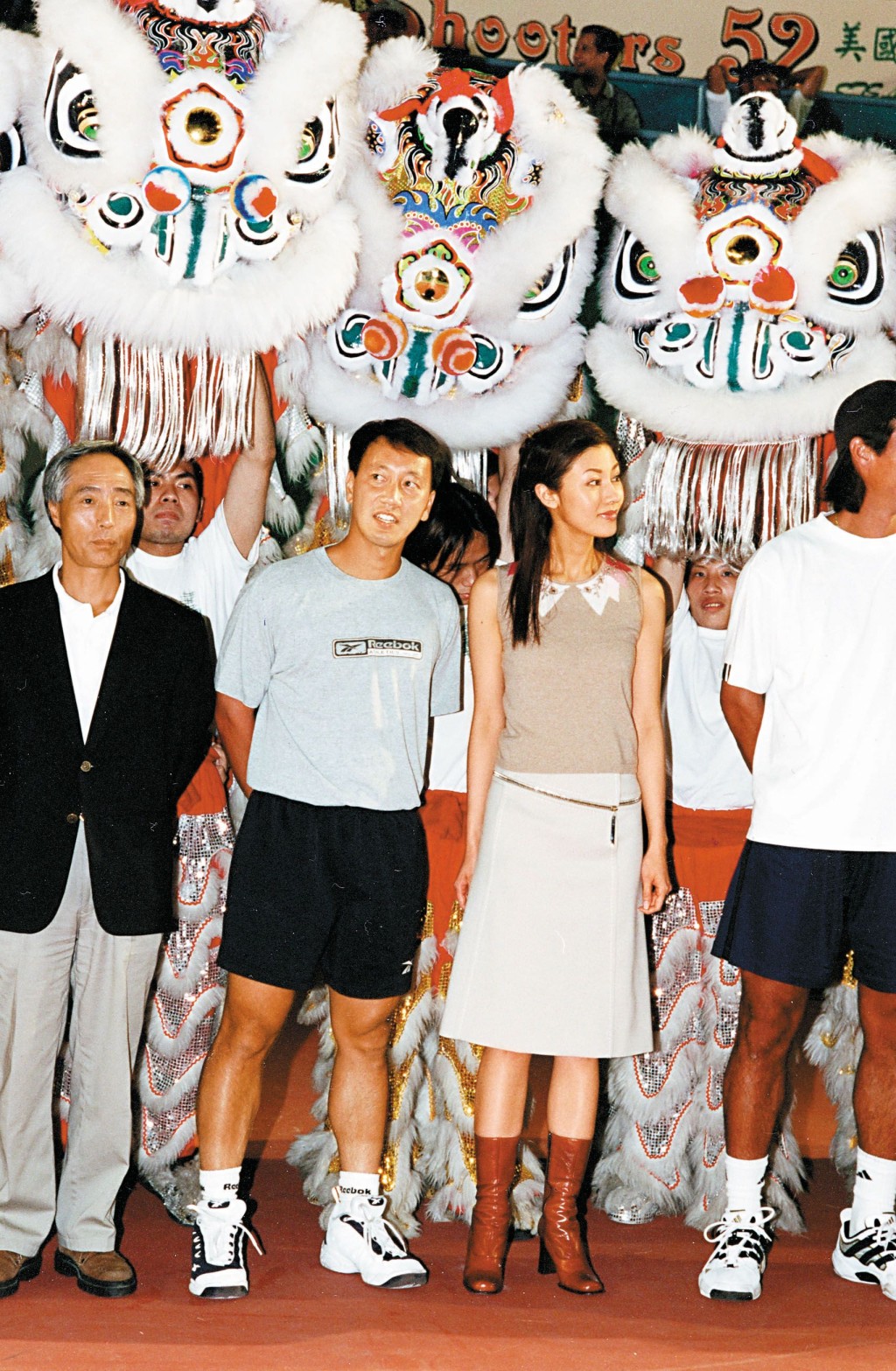 张德培（左二）2000年曾与李嘉欣一同出席「沙龙网球公开赛」。