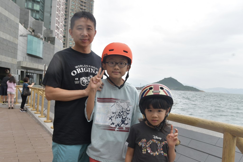 劉先生帶同兩位小朋友到西環海濱觀浪。禇樂琪攝