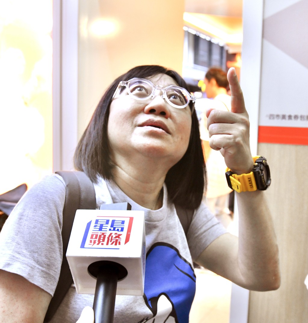 市民Kara表示,今日順路經過,見到有30元電影便過來購買《雷霆特攻隊》。盧江球攝 市民Kara表示,今日順路經過,見到有30元電影便過來購買《雷霆特攻隊》。盧江球攝