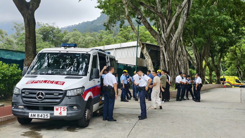 警員及消防到場搜救。 警員及消防到場搜救。