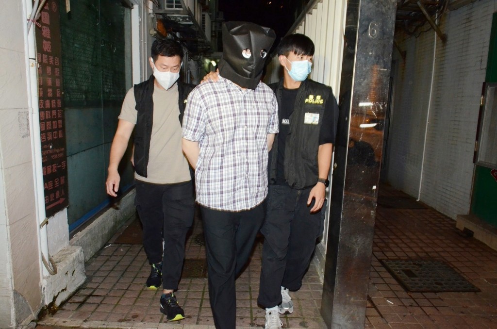 警方拘捕一名男子涉嫌用鹽虐待蝸牛。