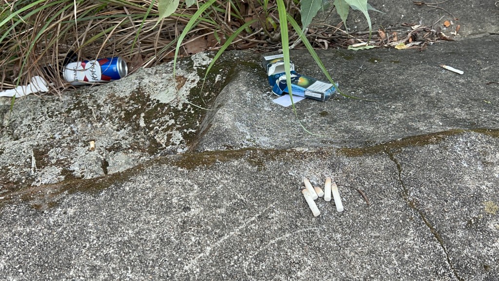 山坡附近遺下啤酒罐與煙頭。楊偉亨攝 山坡附近遺下啤酒罐與煙頭。楊偉亨攝