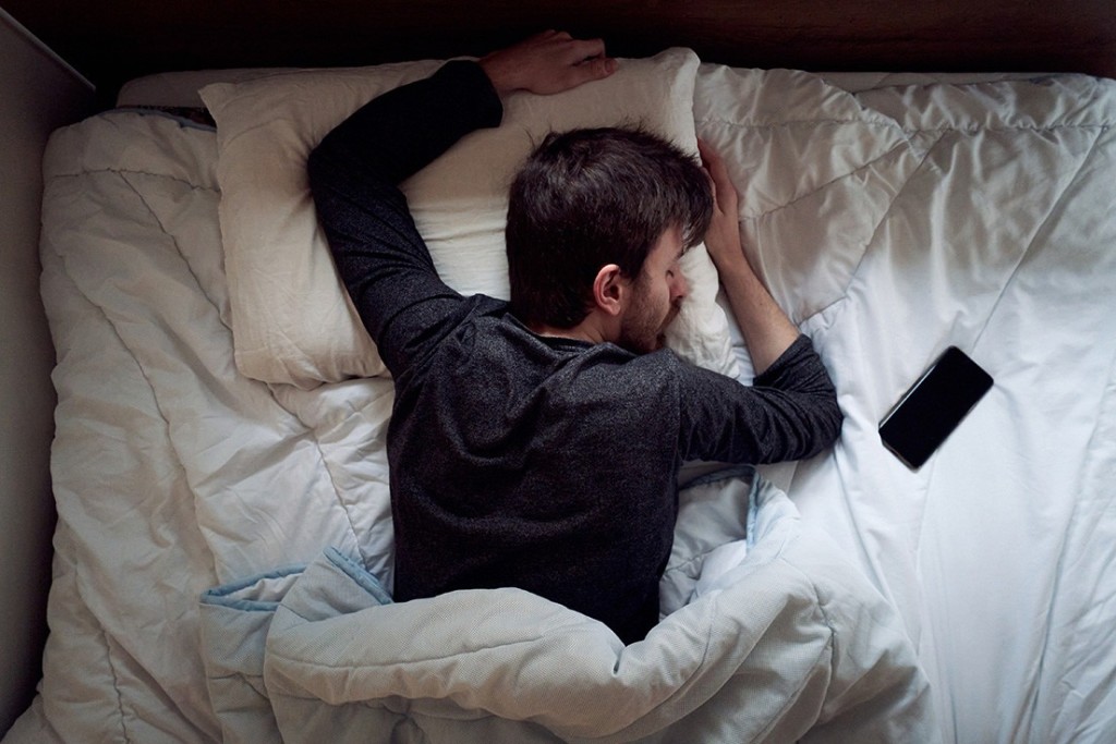 手机蓝光可能影响睡眠质素。路透社