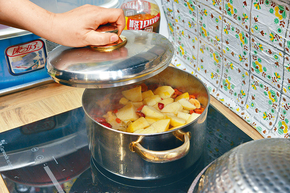 盖上锅盖以文火煮30分钟，加入冰糖煮至融化，即成。