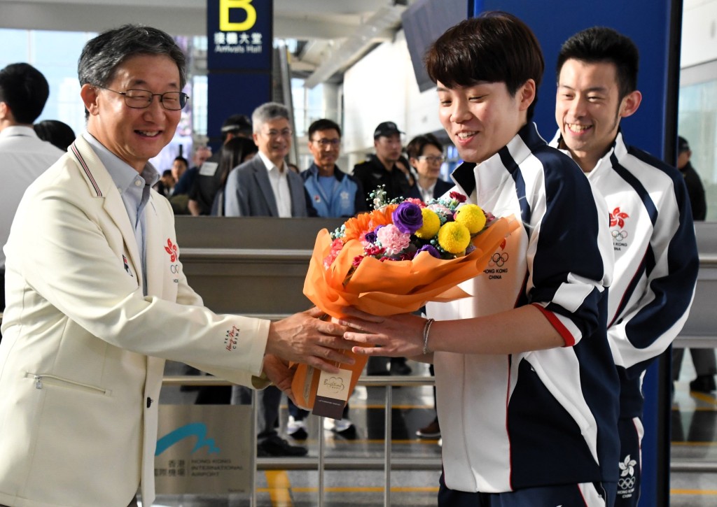 乒總主席余國樑即時向杜凱琹等送上花束。（陸永鴻攝）