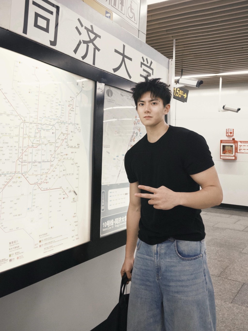 高宇恒因突出的外形在网络爆红。抖音