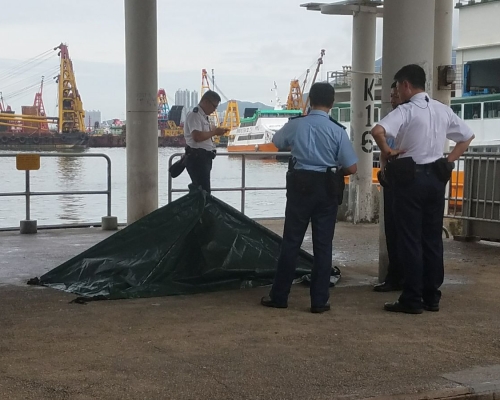 水警及消防輪到場將一名女子撈起,證實死亡。歐陽偉光攝
