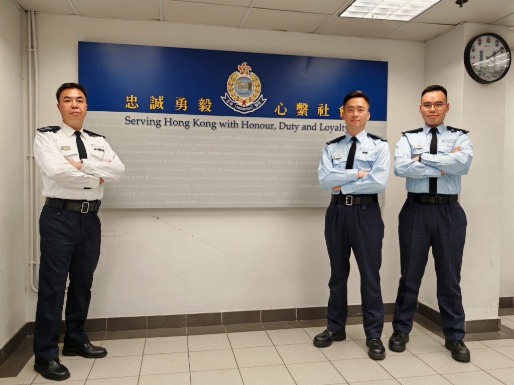 田心分區特遣隊警署警長駱元威(左)、警員李劍峰(右一)及羅嘉輝(右二)早前拘捕連環毀壞門鎖的鎖匠。 田心分區特遣隊警署警長駱元威(左)、警員李劍峰(右一)及羅嘉輝(右二)早前拘捕連環毀壞門鎖的鎖匠。