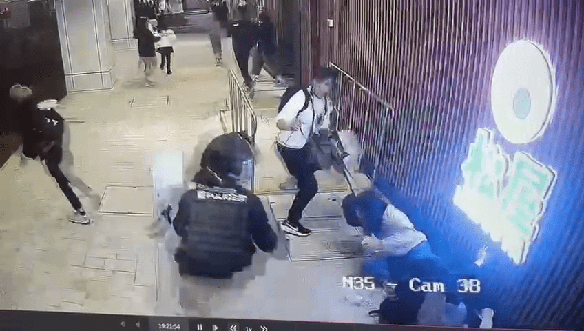 天眼直擊疑犯挾持女人質一刻。網上片段