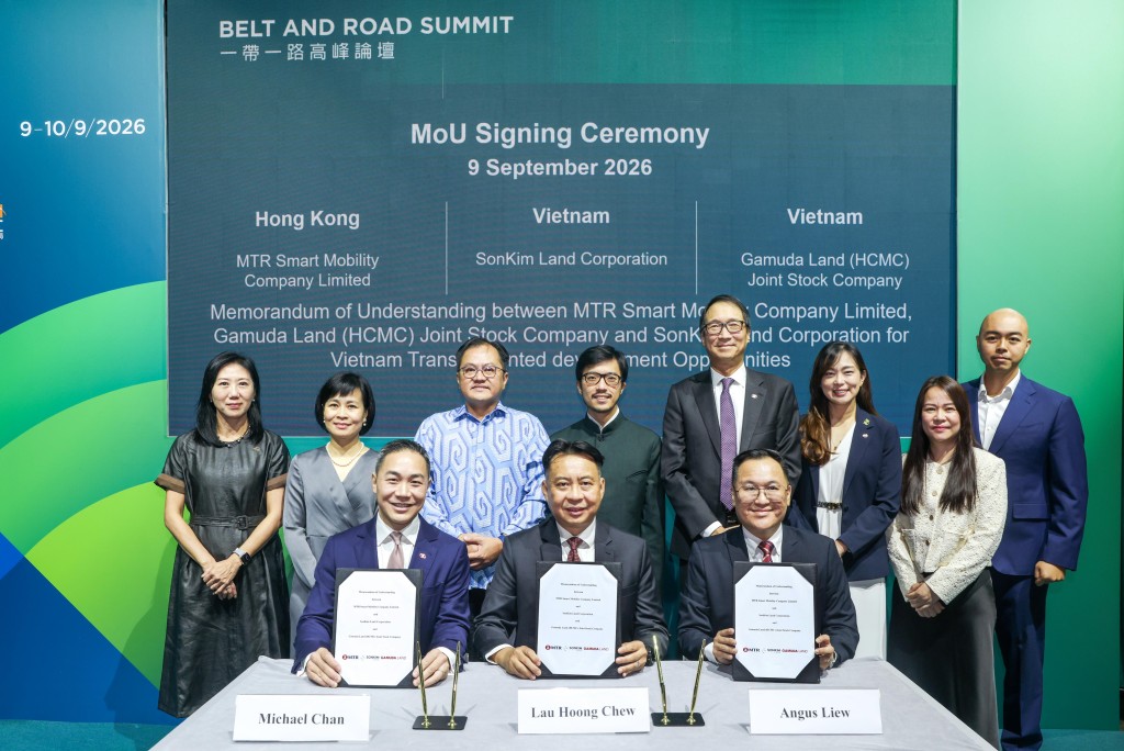 港鐵公司、SonKim Land Corporation 及 Gamuda Land (HCMC) Joint Stock Company 代表,在港鐵公司常務總監—物業及國際業務鄧智輝先生(右四) 、越南駐香港總領事Le Duc Hanh女士(左二)、馬來西亞駐香港及澳門總領事Muzambli Bin Markam先生(左三)及「一帶一路」專員何力治先生(左四)的見證下,簽署合作備忘錄。 何家豪攝 港鐵公司、SonKim Land Corporation 及 Gamuda Land (HCMC) Joint Stock Company 代表,在港鐵公司常務總監—物業及國際業務鄧智輝先生(右四) 、越南駐香港總領事Le Duc Hanh女士(左二)、馬來西亞駐香港及澳門總領事Muzambli Bin Markam先生(左三)及「一帶一路」專員何力治先生(左四)的見證下,簽署合作備忘錄。 何家豪攝