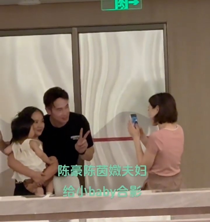 有網民近日在小紅書貼出陳茵媺為老公陳豪及B女合照的影片。