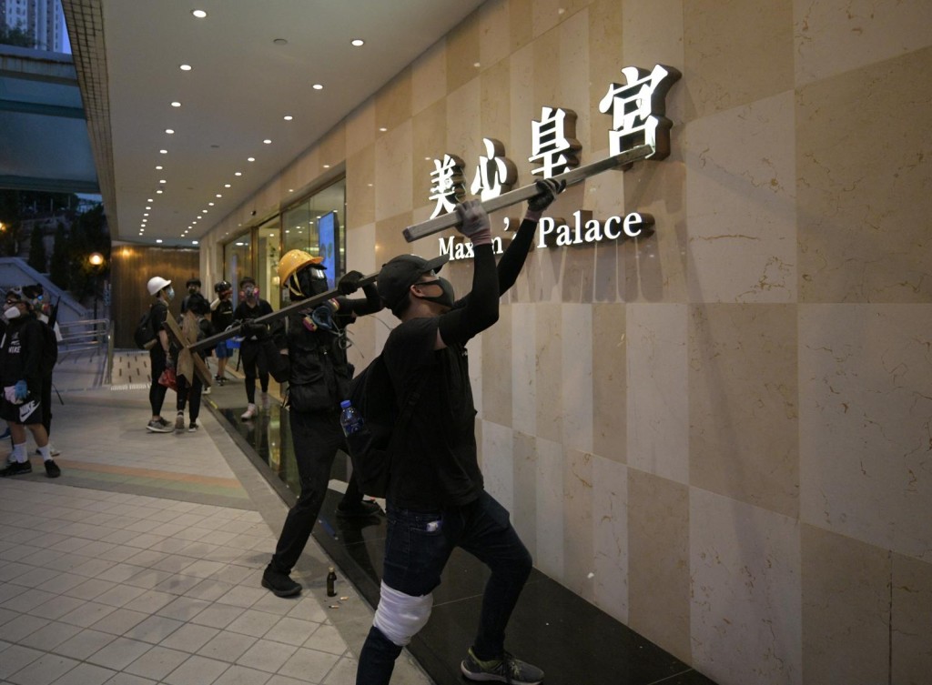 美心集團旗下商戶遭到示威者大肆破壞。資料圖片