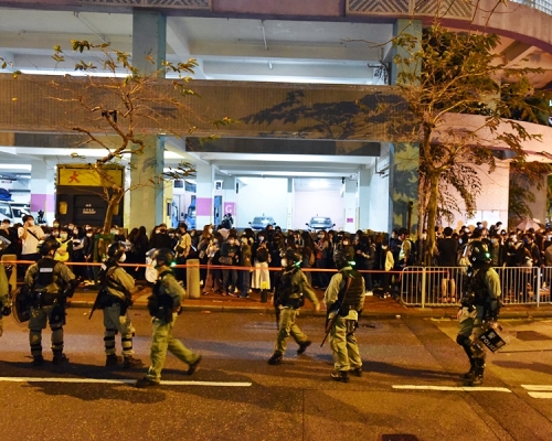 將軍澳尚德邨有26人涉違禁聚令及口罩令，遭警方發定額罰款告票。資料圖片