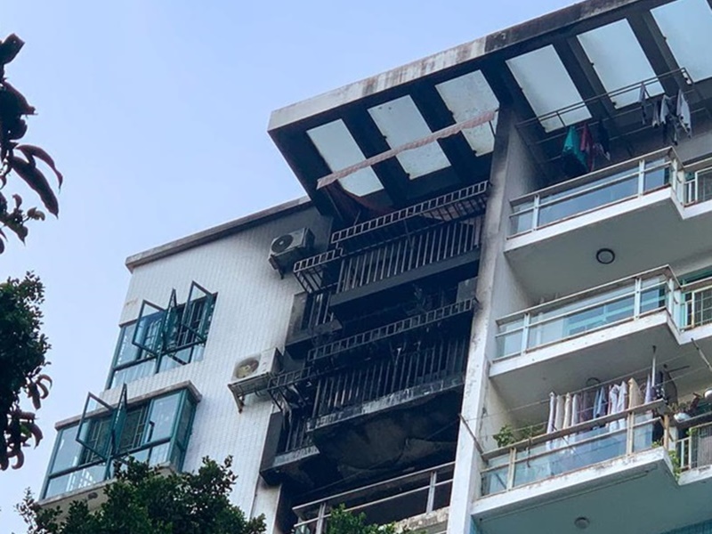 起火楼层从顶楼往下数的三个露台都被熏黑。网图