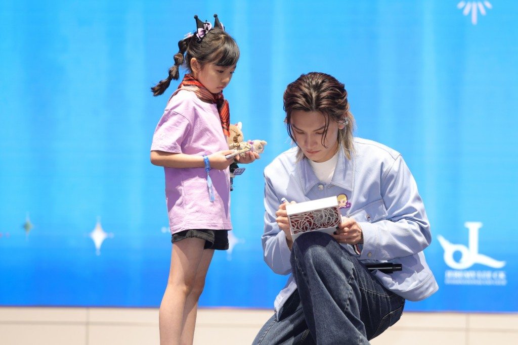 Jeremy為小小Unicorn簽名。 Jeremy為小小Unicorn簽名。