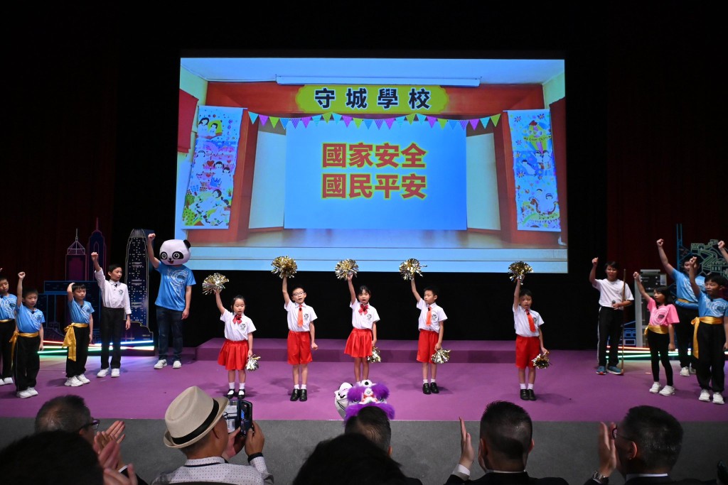 學生於頒獎典禮演出國安主題的短劇。 學生於頒獎典禮演出國安主題的短劇。