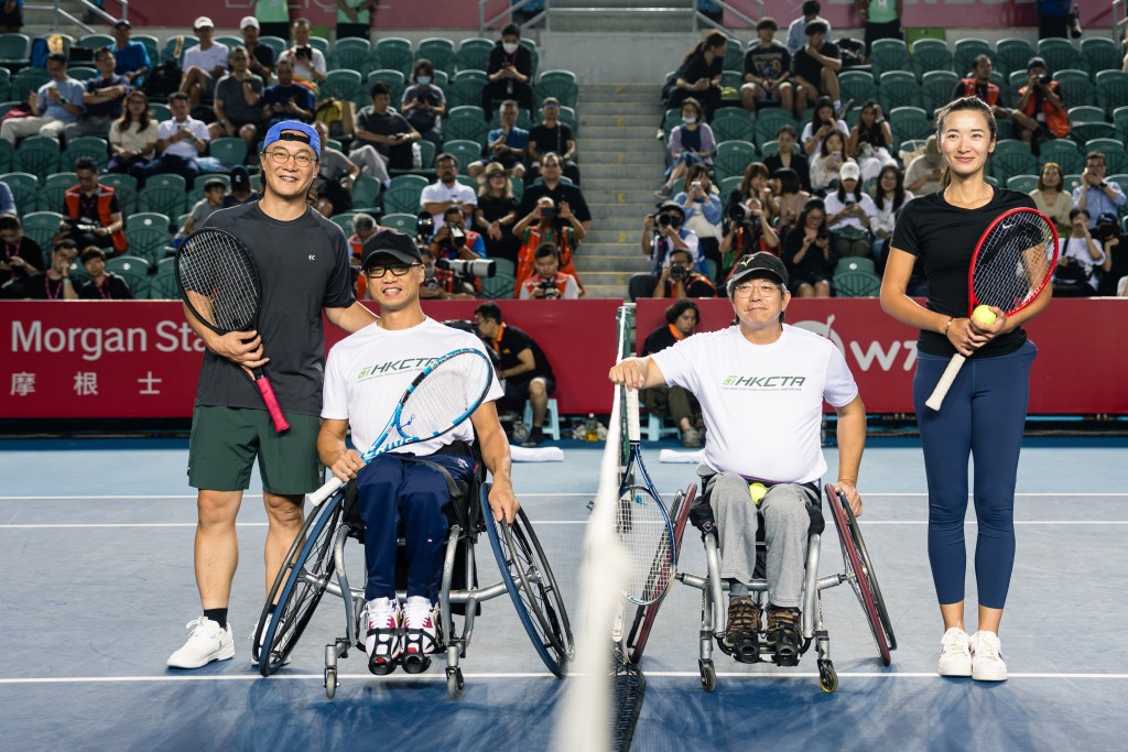 Eason（左一）聯同張玲（左四）、本地輪椅網球手安仔（左二）及阿東（左三），於維多利亞公園網球主場呈獻「保誠香港網球公開賽2023」之「星級名人賽」。