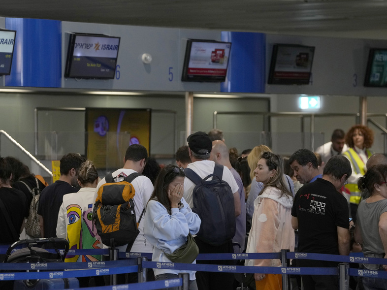 以巴开战后，许多外国人赶到机场等待离境。美联社