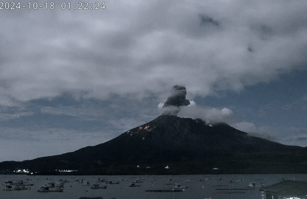 從另一角度看櫻島火山爆發。