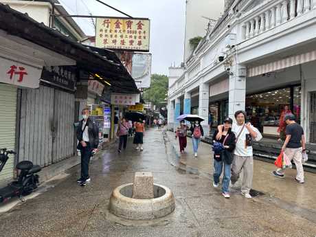  张欣宇指，深圳原居民、商户可以出入中英街，但香港市民就更加难进入。何嘉敏 摄