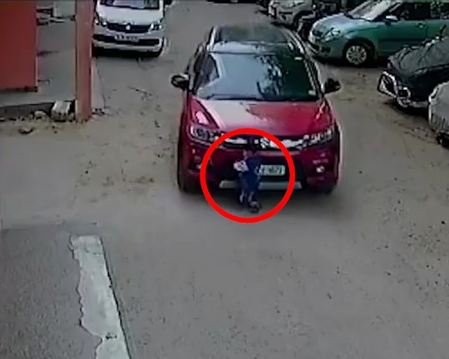 3歲姪兒下車站在車前,叔叔打電話分心,開車直接輾斃。(網圖)