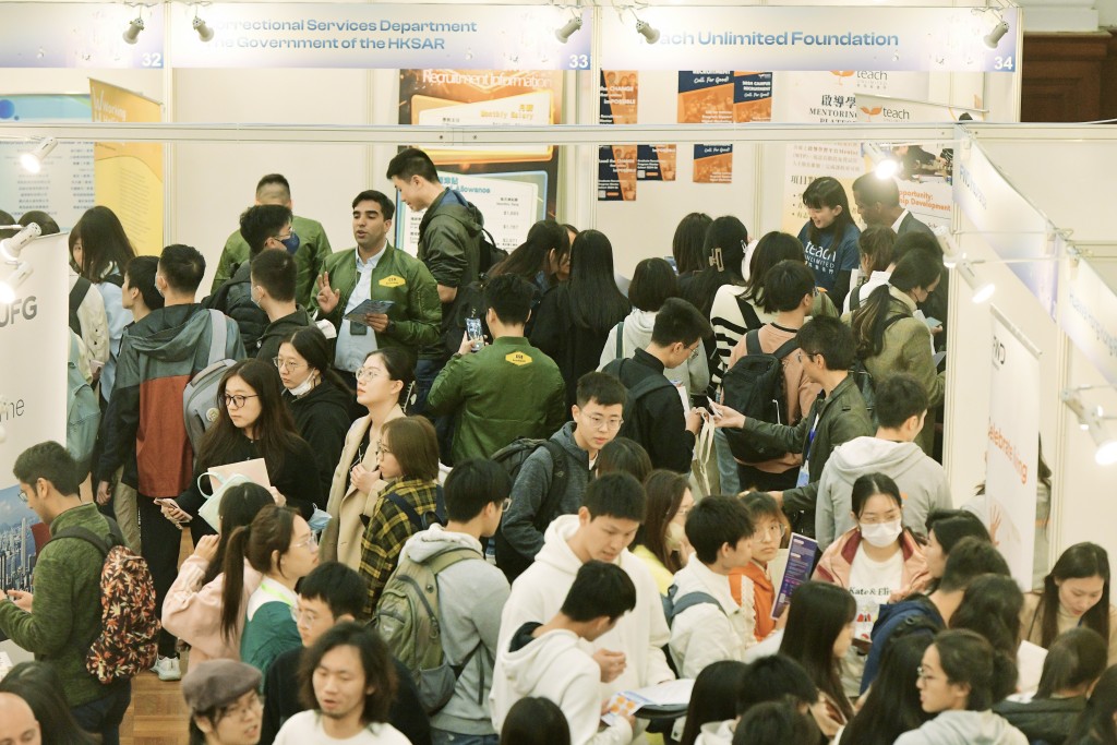 是次就業博覽提供超過3800個工作職位予港大學生及校友。