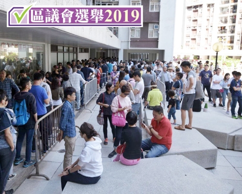 太古城排有長長的等候投票人龍。