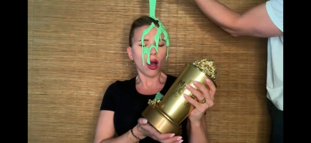 史嘉莉發表得獎感言時,忽然被諧星丈夫Colin Jost潑綠色鬼口水!