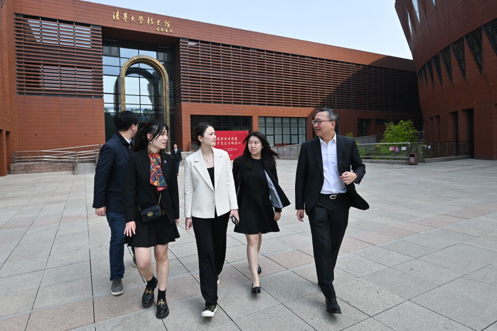 林定國（右一）今日到訪清華大學，與清華大學法學院及香港學生代表交談。政府新聞處圖片