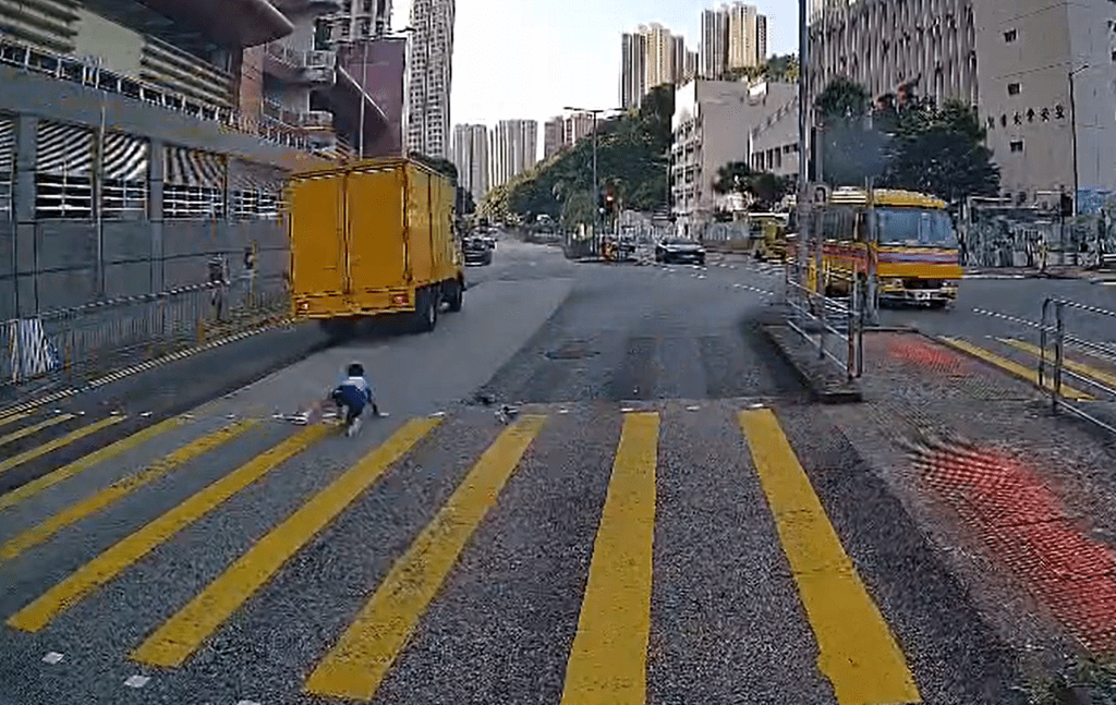 男童衝出馬路驚險過程。fb：香港交通及突發事故報料區