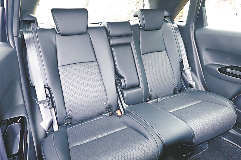 ●座椅用上皮革及纖維布料包裝,後座中間內置手枕。