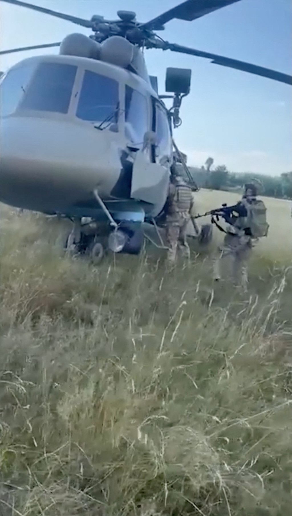 叛徒當天，烏軍檢查庫茲米諾夫交出的米-8直升機。 路透社