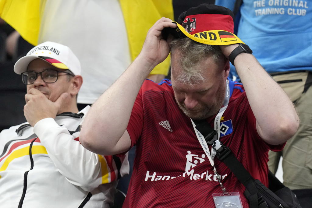 德國球迷流淚。AP