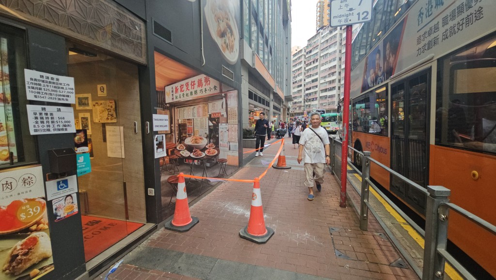 本港近期不時有大廈石屎剝落，碎片散落馬路及行人路。資料圖片