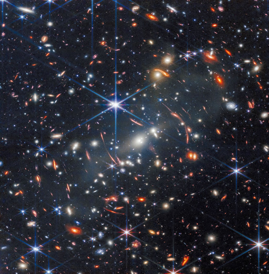 韋伯太空望遠鏡拍攝的「SMACS 0723」星系團，圖像上有一部分是來自「宇宙大爆炸」不久後的光。