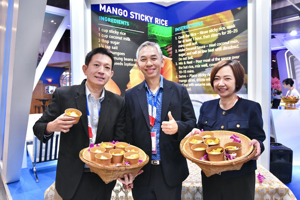 （左）泰國機場代表Ariyamongkol。