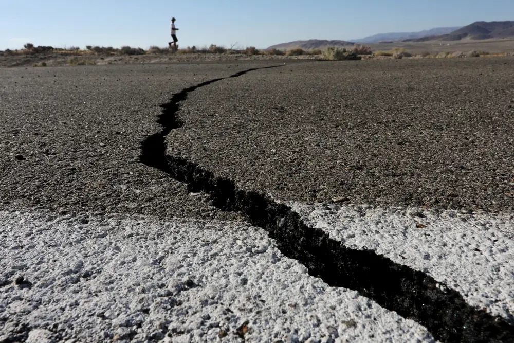 加州一处由地震造成的裂缝。路透社