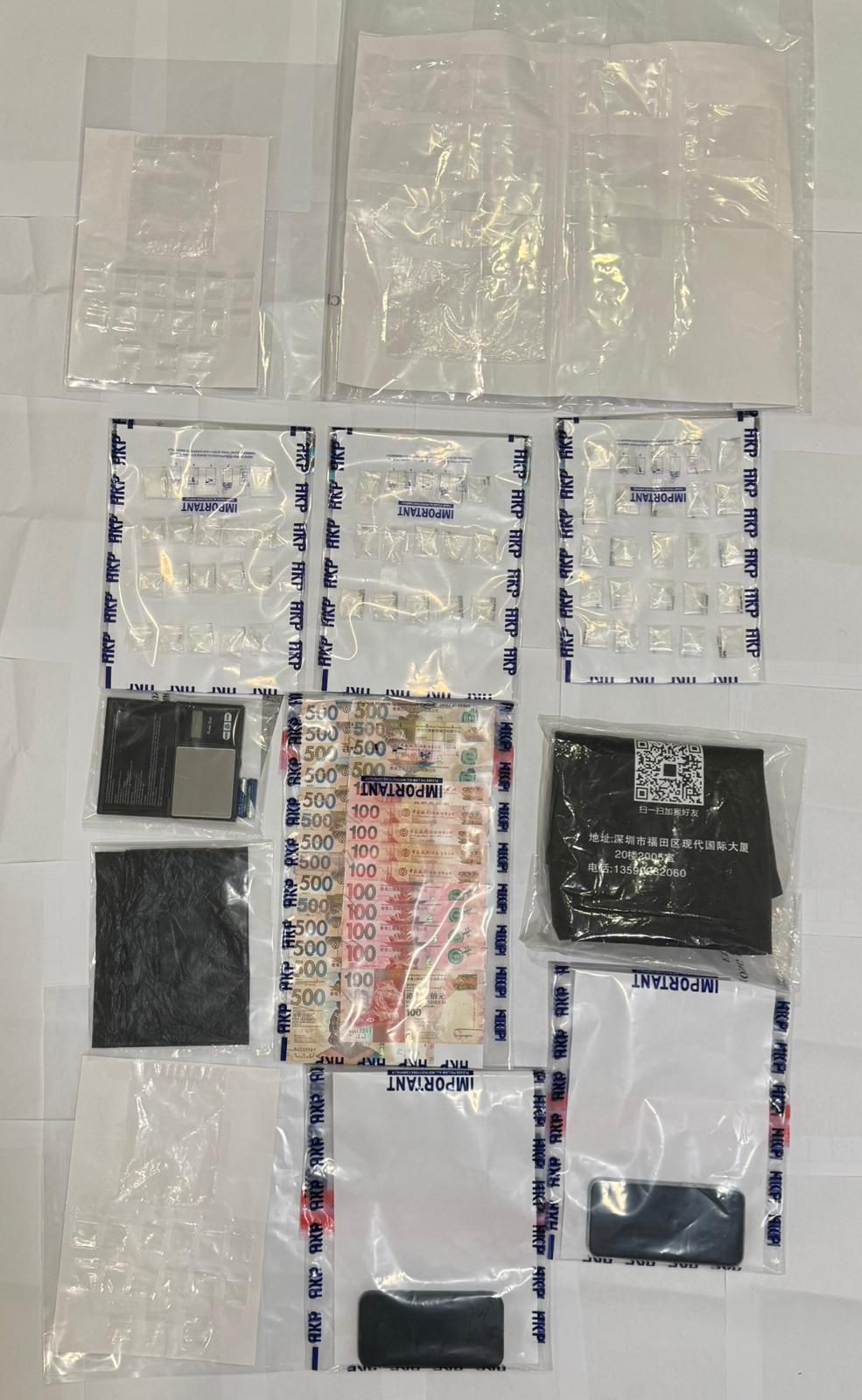 警方展示檢獲的毒品。