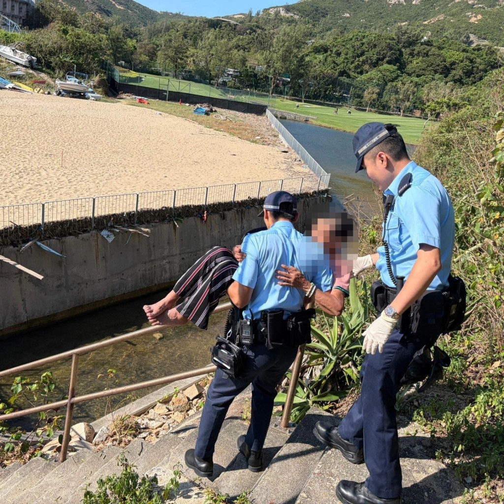 警員將婆婆抱落山。東區警區FB