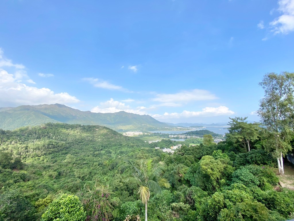 單位外望山海雙景，景色怡人。