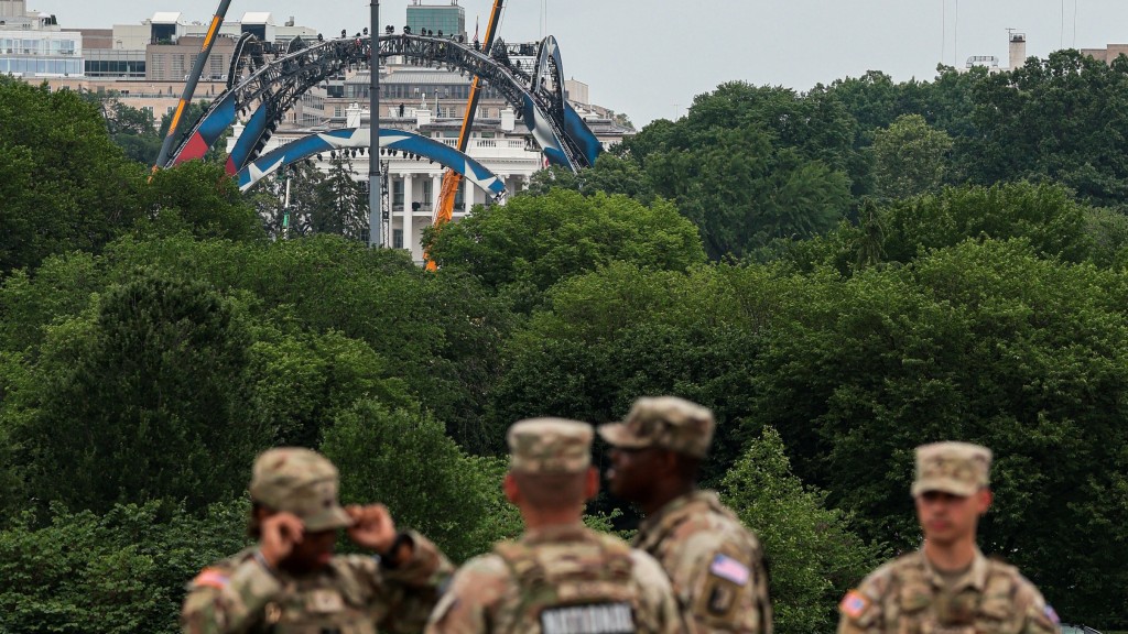 白宫南草坪UFC格斗笼动工。 路透社