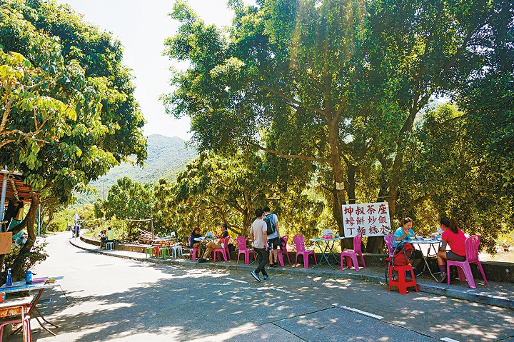 東澳古道上有不少美食補給站，在深屈村便可找到村民開設的路邊茶座。