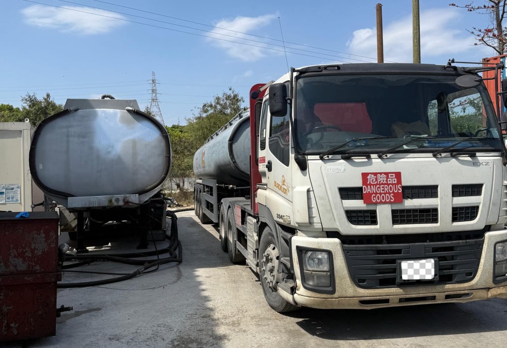消防處於上水文錦渡路及葵青昂運路搗破6個非法加油站，共檢獲約12.8萬公升柴油，市值超過400萬元。消防處提供
