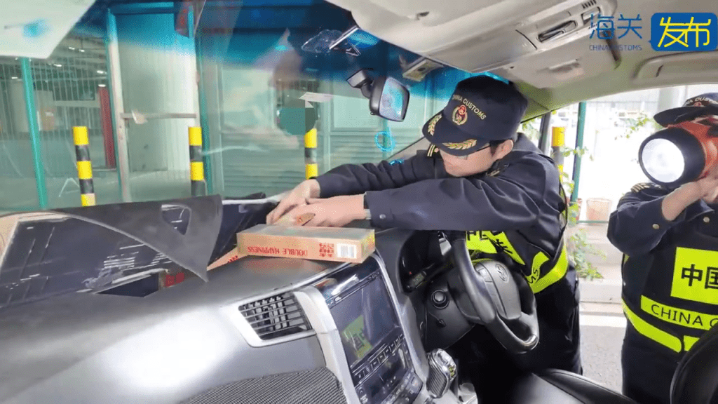 海关人员在仪表板的暗格中发现“私烟”。