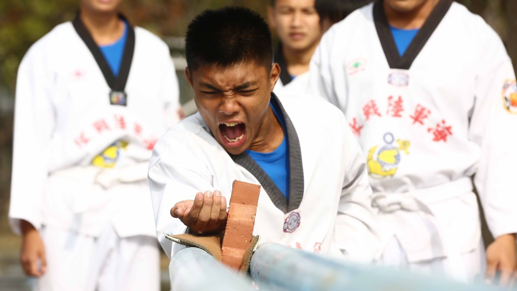 只要力量夠貫徹及角度正確,「試劈」其實並沒想像中那麼難。資料圖片