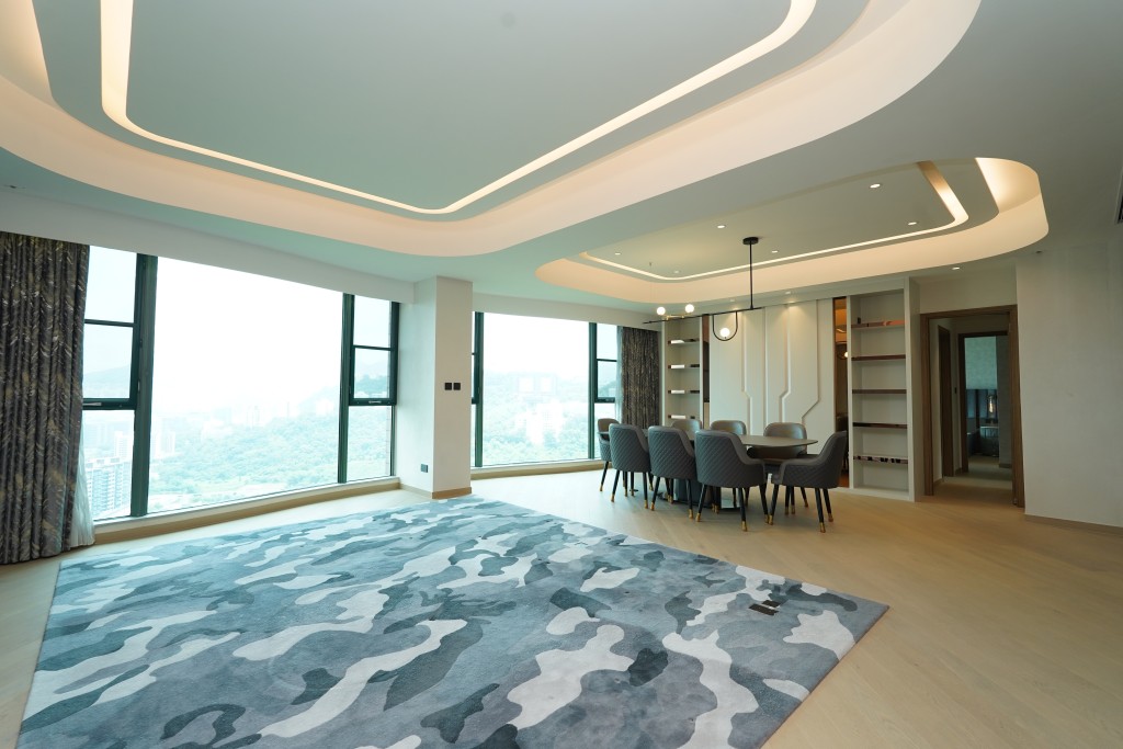 巨厅以浅色调装潢，搭配上极具艺术感的假天花设计，加强室内空间感。