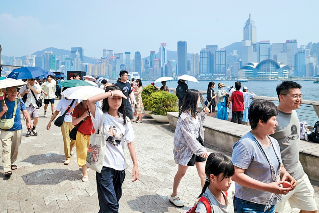 尖沙咀海傍一带昨午人头涌涌。