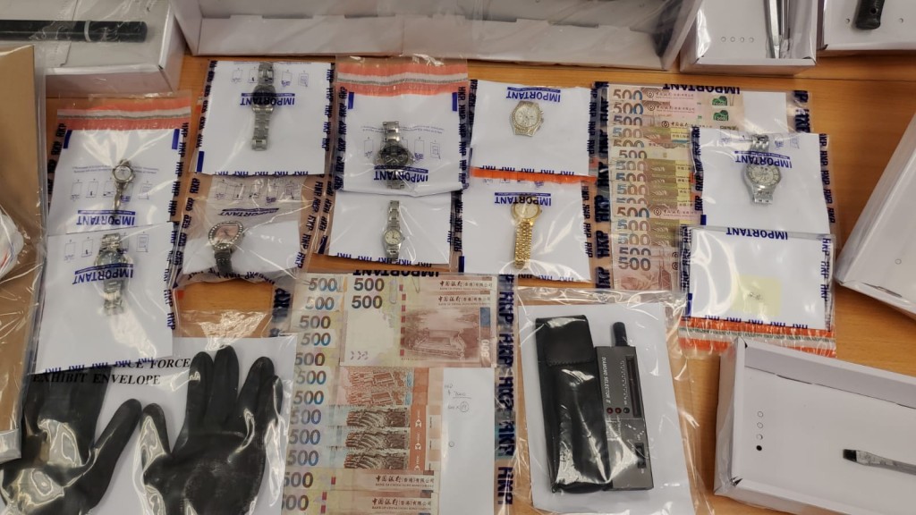 警方展示檢獲的贓物｡林思明攝