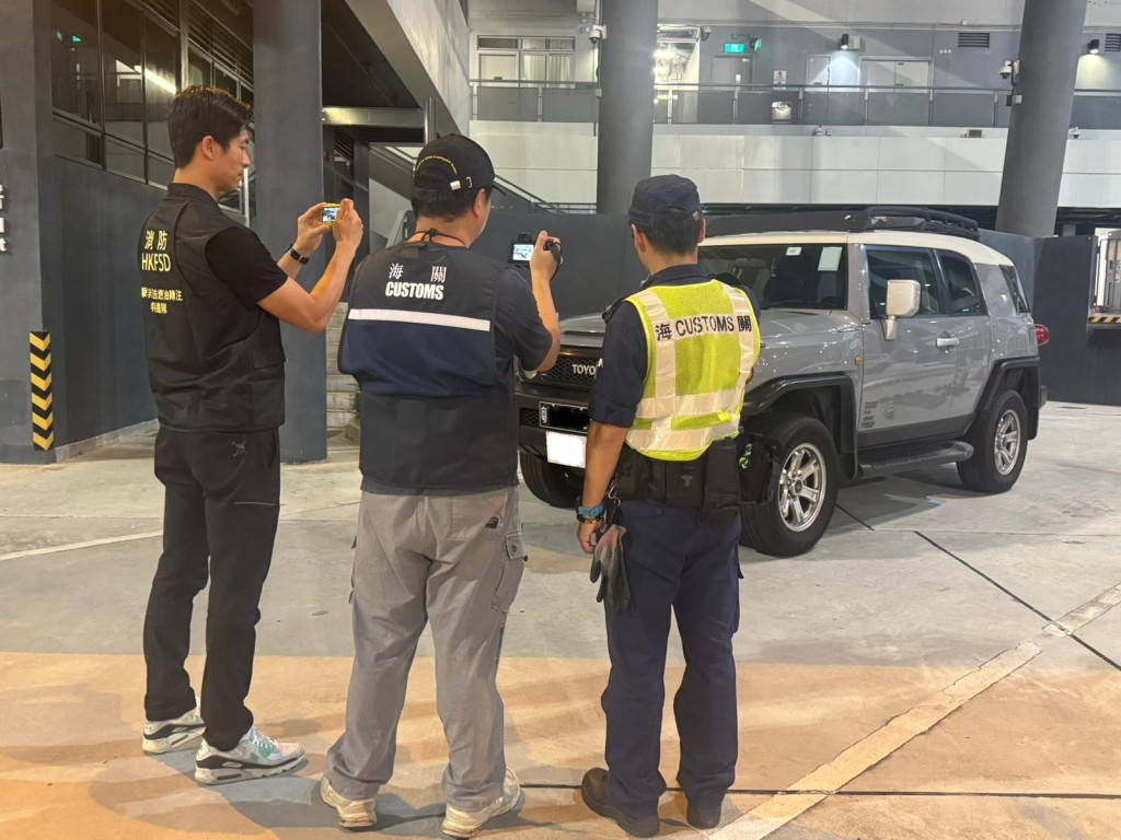 海關在香園圍口岸截獲改裝油缸偷運非法燃油的跨境私家車。海關圖片 海關在香園圍口岸截獲改裝油缸偷運非法燃油的跨境私家車。海關圖片