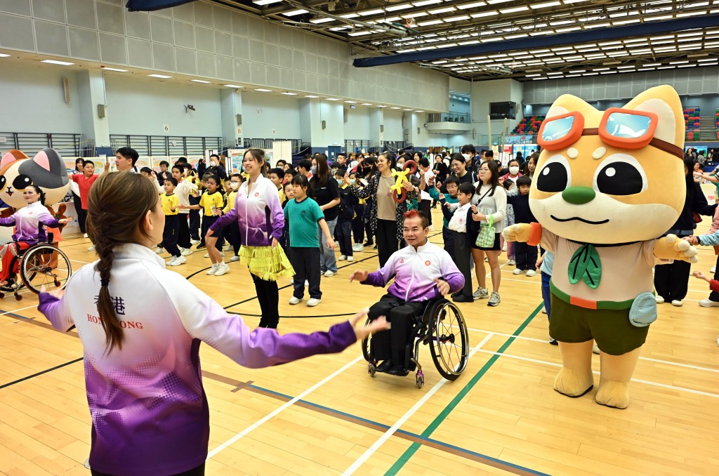 康文署吉祥物活力仔及思文喵與學生一同體驗舞蹈的樂趣。 康文署吉祥物活力仔及思文喵與學生一同體驗舞蹈的樂趣。